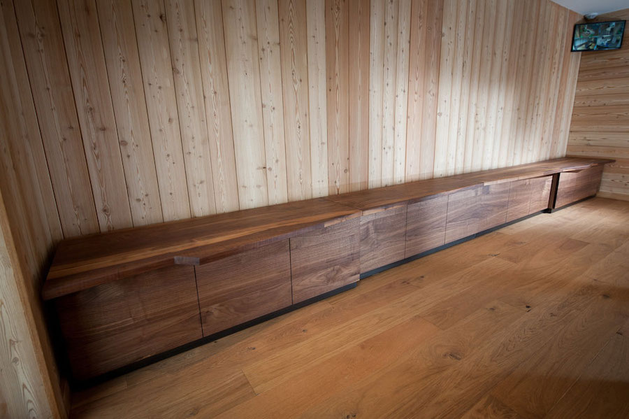 grand meuble en bois sur-mesure avec rangements