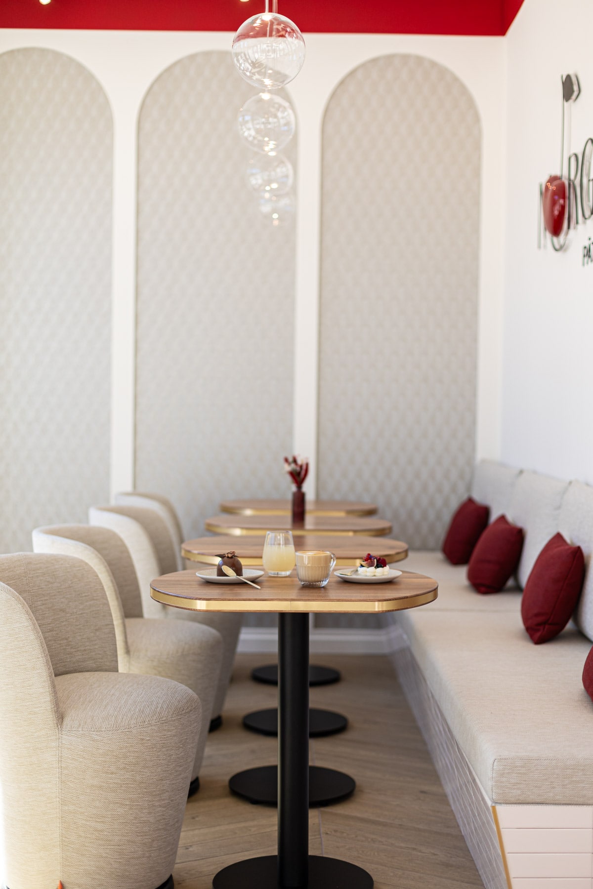 meuble-tables-boi-sur-mesure-salon-the-cafe