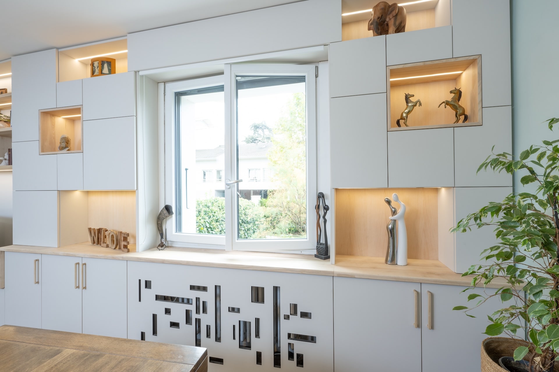 meuble acier Aperçu rapproché de la bibliothèque en bois sur mesure