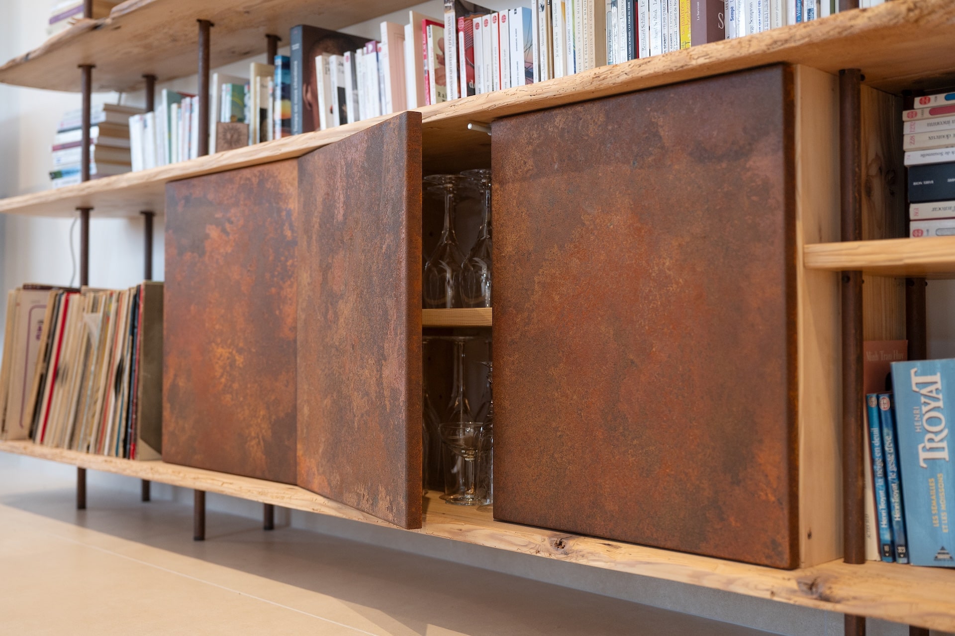 Grand aperçu de la partie rangement de la bibliothèque en bois sur mesure