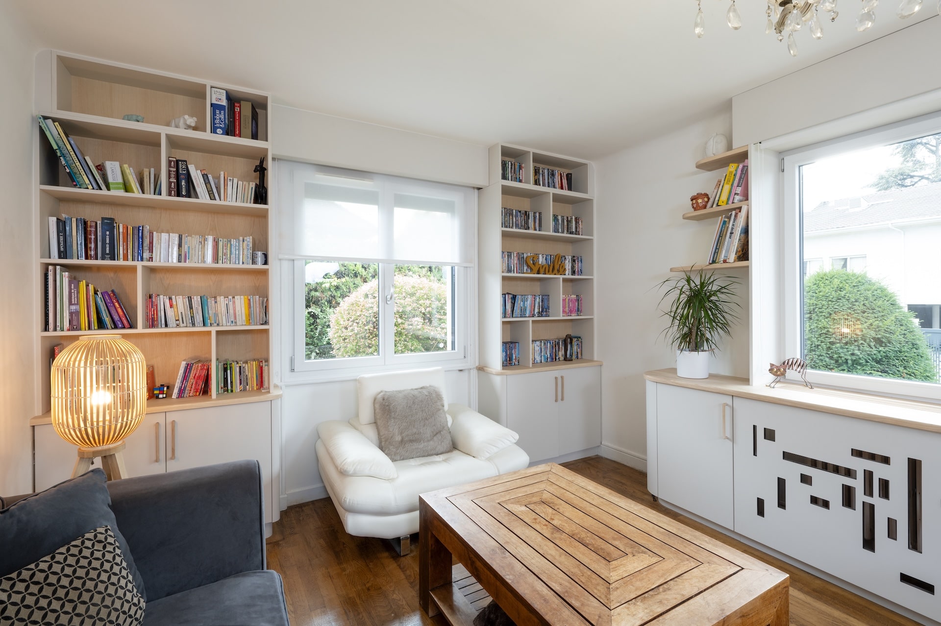 petits meubles vue depuis la table de la bibliothèque en bois sur mesure