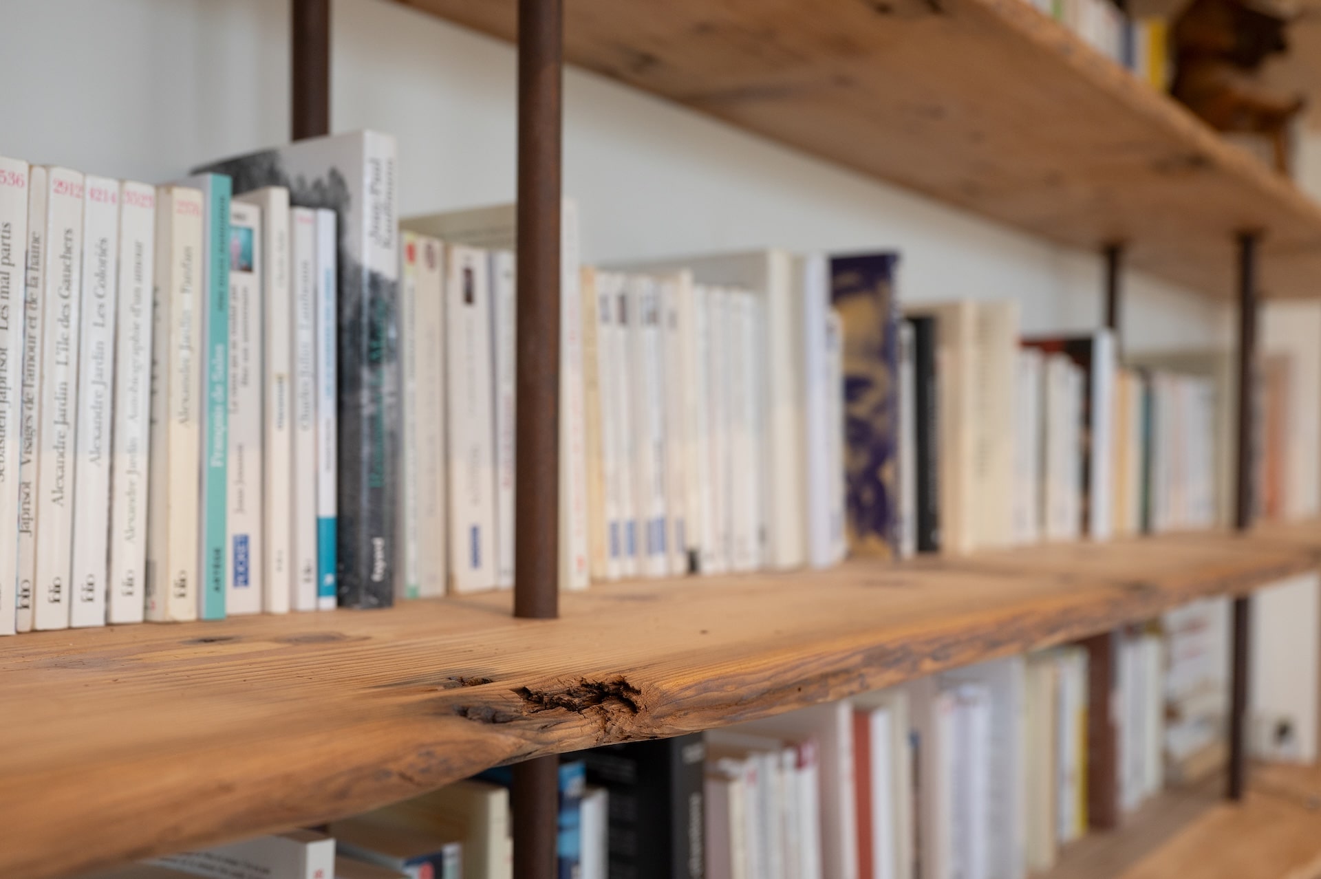 Plan rapproché des planches de la bibliothèque en bois sur mesure