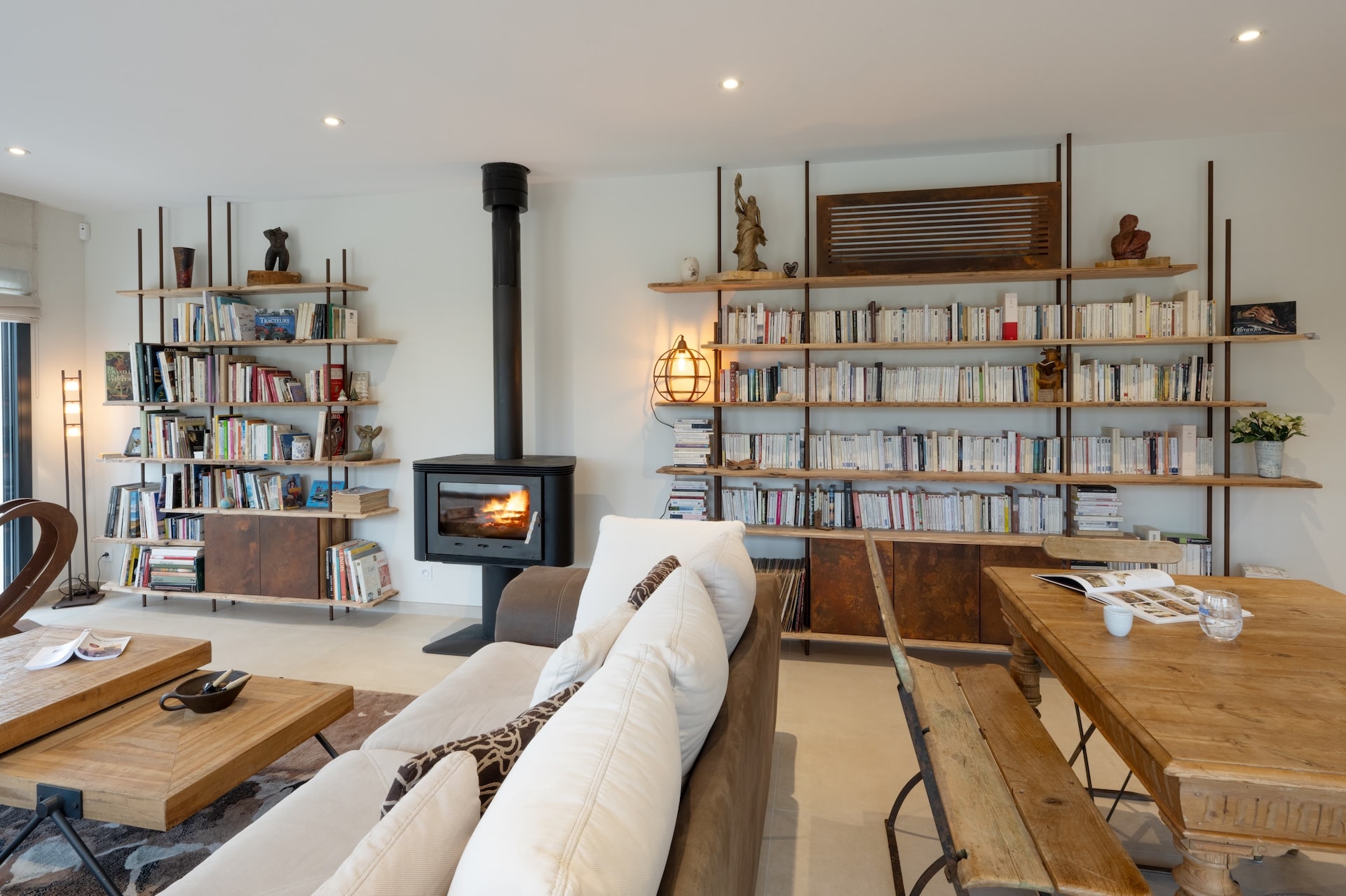 Vue complète du salon avec la bibliothèque en bois sur mesure