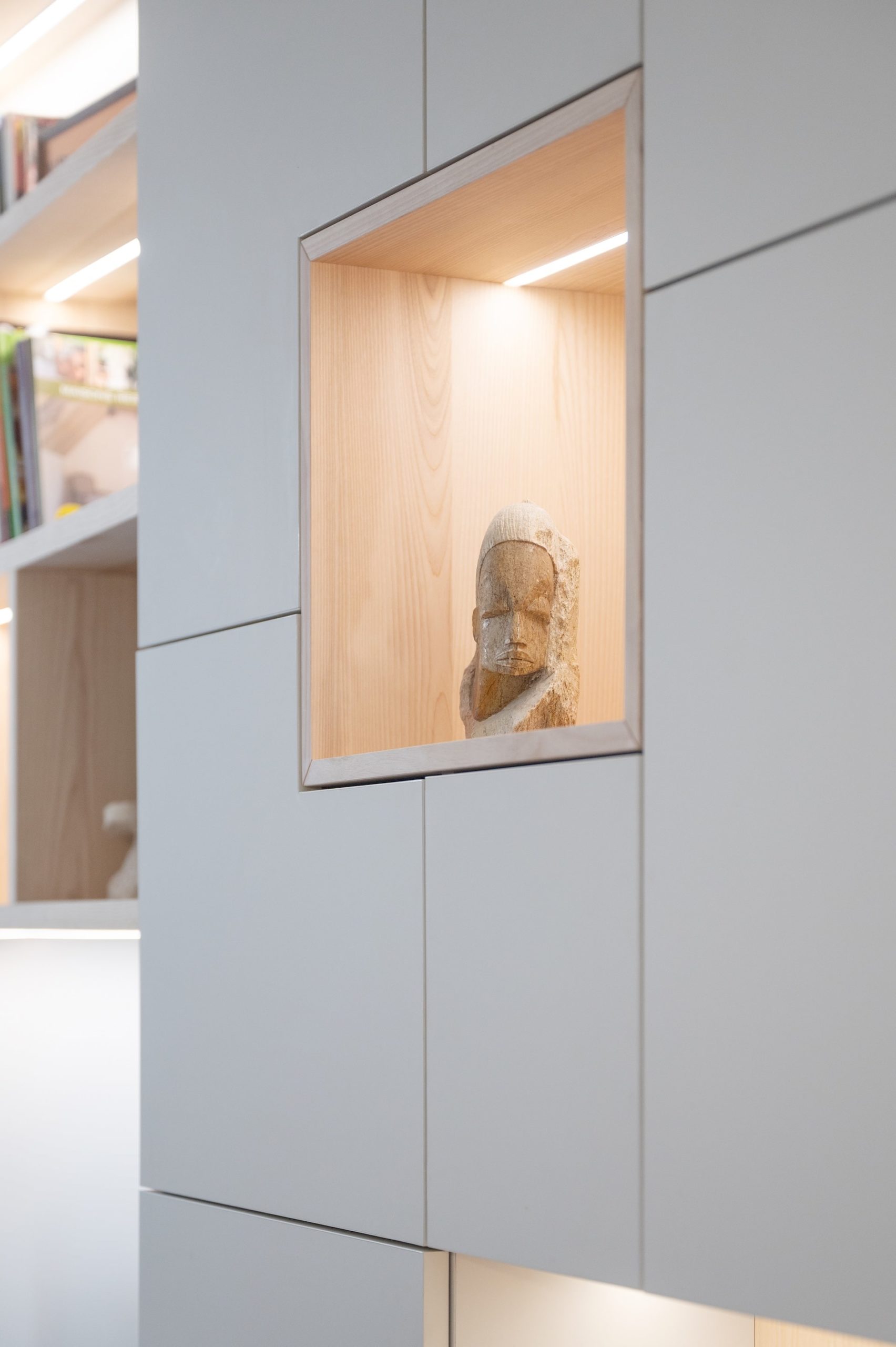 statue bois meuble Bibliothèque sur mesure vue de trois quart